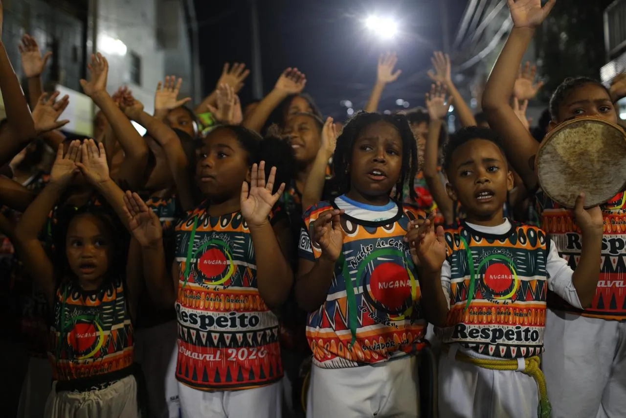 Imagem ilustrativa da imagem O povo é massa! Pré-Carnaval mistura festa e corre no Nordeste