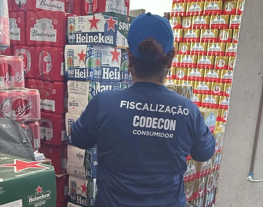 Imagem ilustrativa da imagem Operação pesada apreende bebidas duvidosas em praias de Salvador
