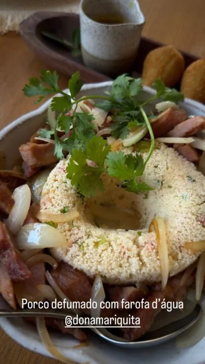 Imagem ilustrativa da imagem Padre Fábio de Melo se acaba em 'rango' baiano; veja as fotos