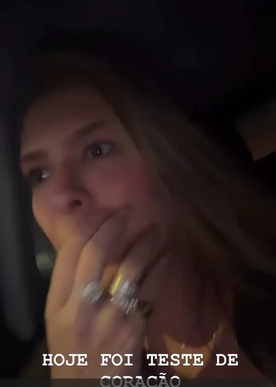 Lore Improta vive momentos de tensão dentro de avião