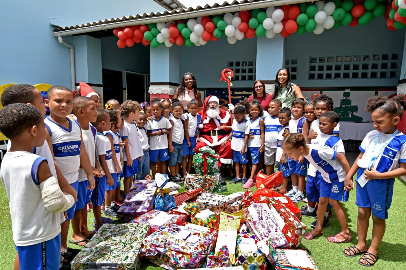 Imagem ilustrativa da imagem Papai Noel dos Correios chega grandão no CMEI e dá presentes