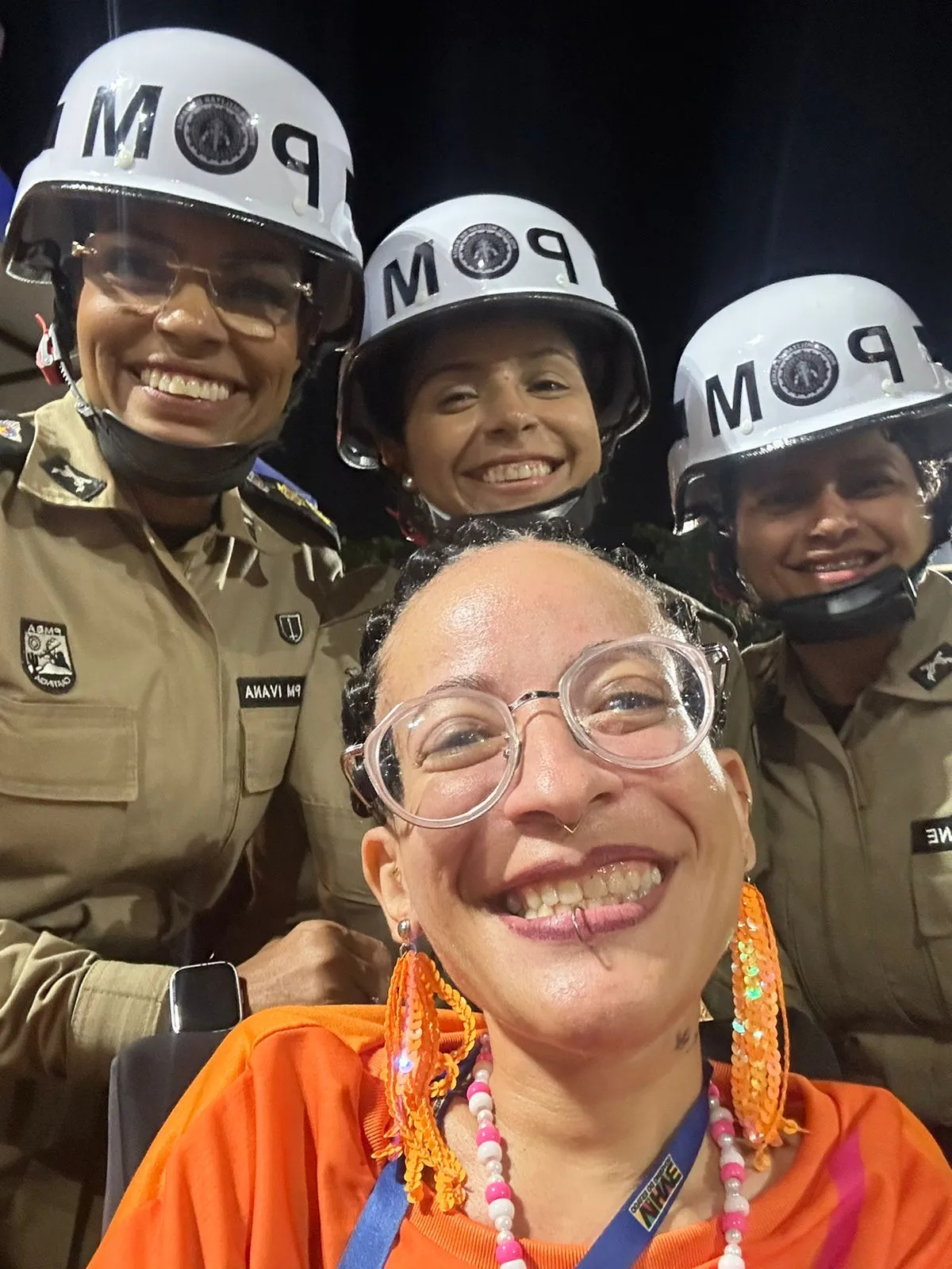 Pequena Elisa com sua "polícia particular"