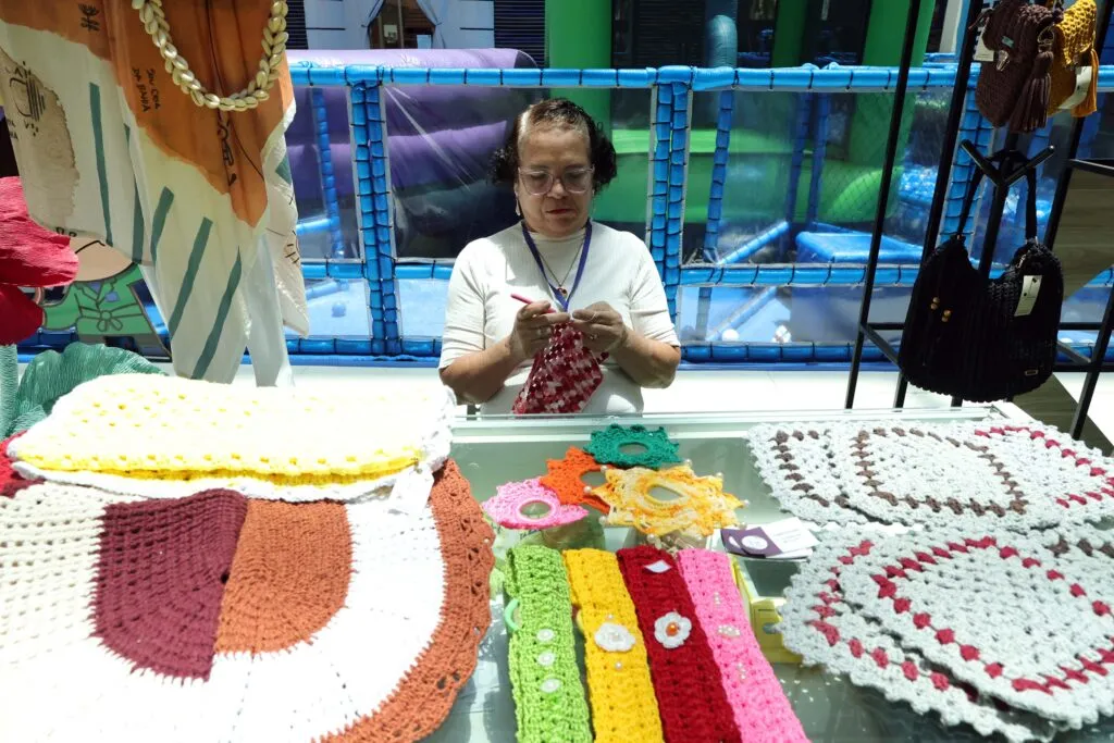 Imagem ilustrativa da imagem Peças de crochê são vendidas em exposição no Shopping Bela Vista