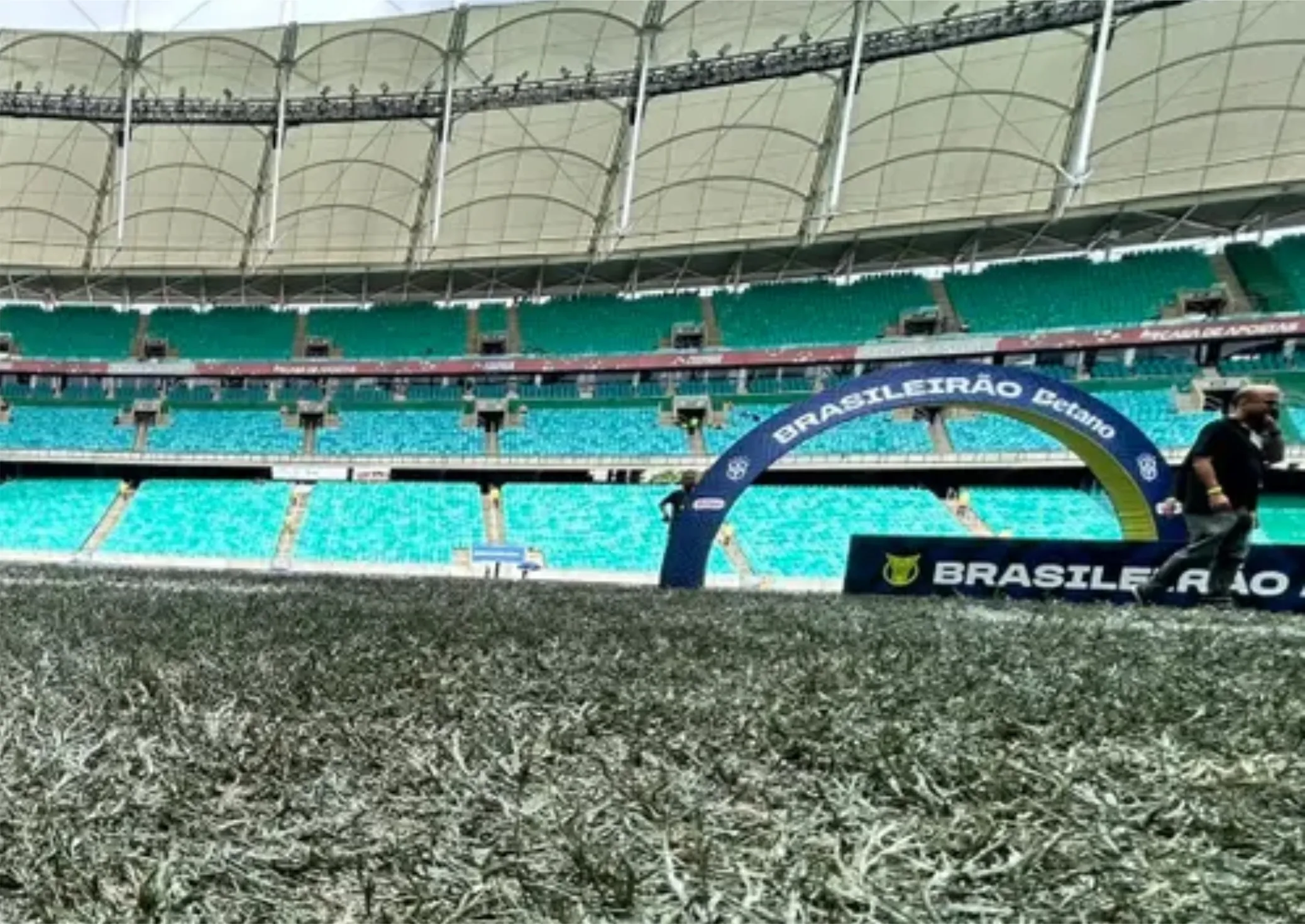 Tapete do estádio da capital baiana foi alvo de críticas