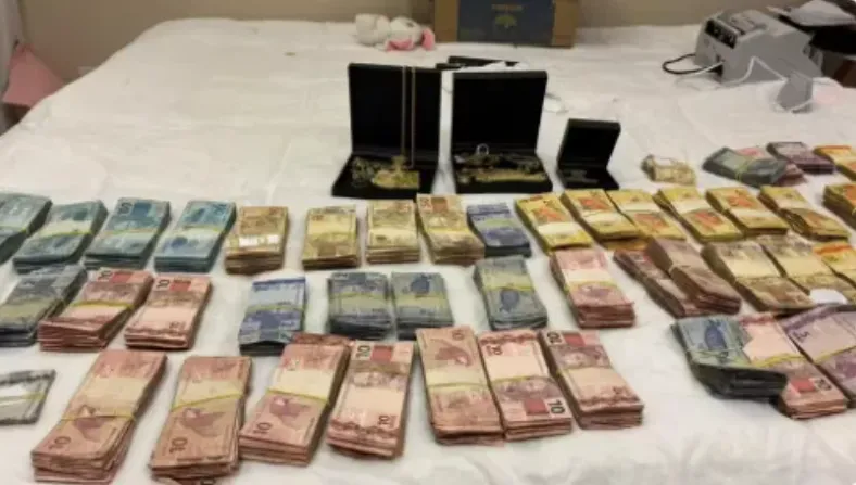 Material apreendio pela polícia na casa de Poliane