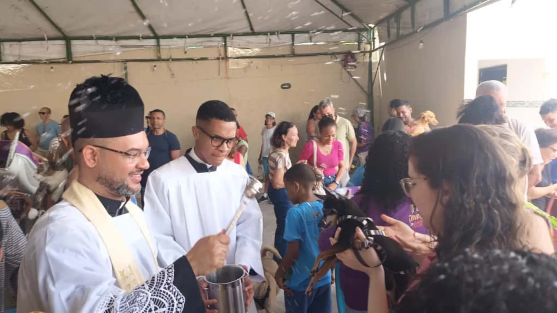 Padre Hermano de Jesus abençoando os animais