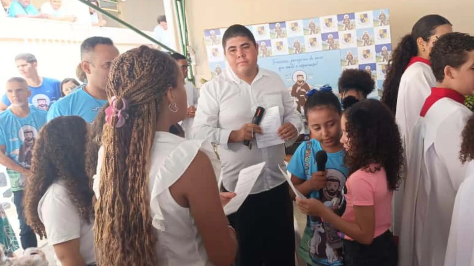 Igor Pinto no comando do coral das crianças