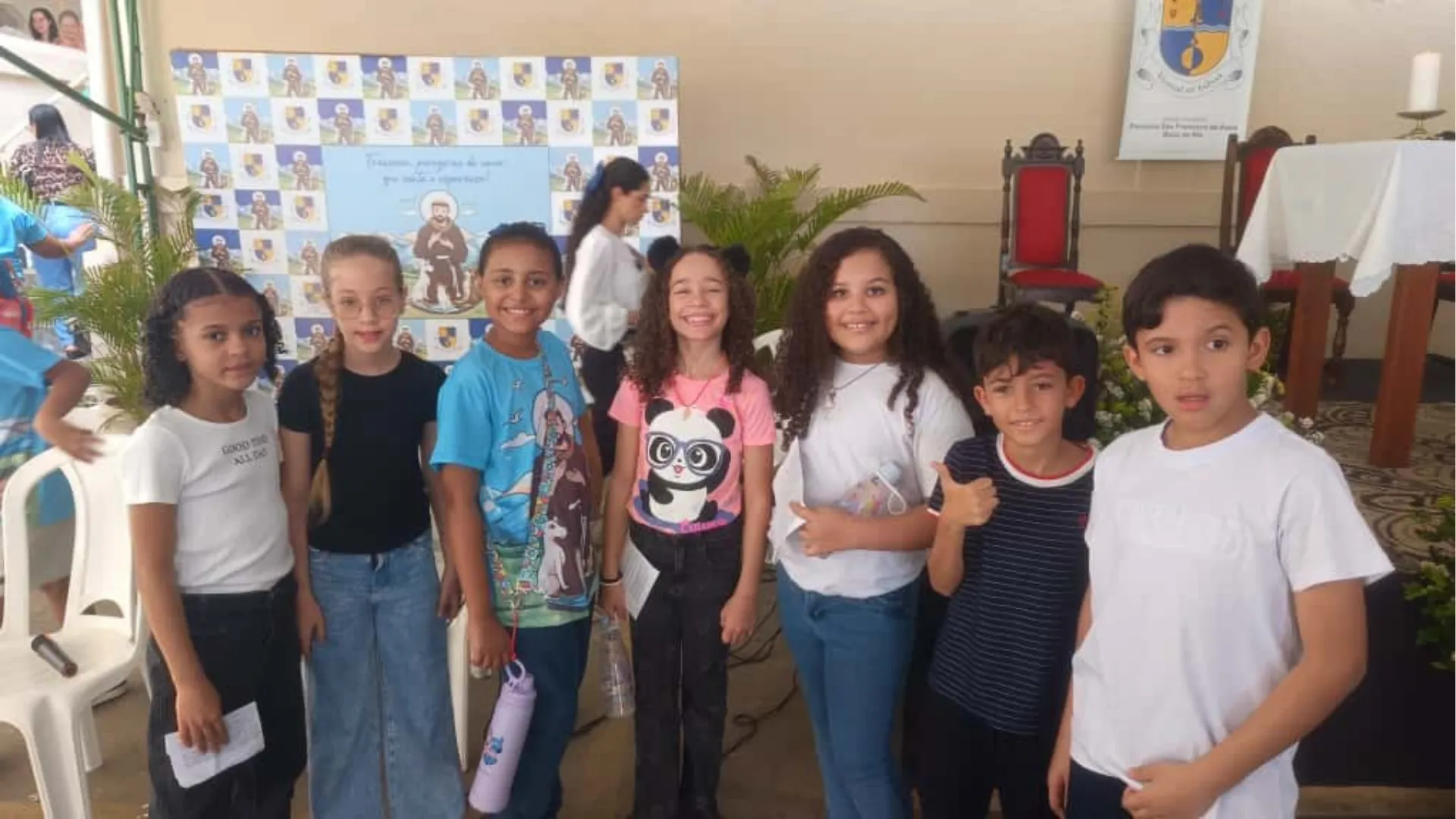 Crianças que cantam no coral da igreja