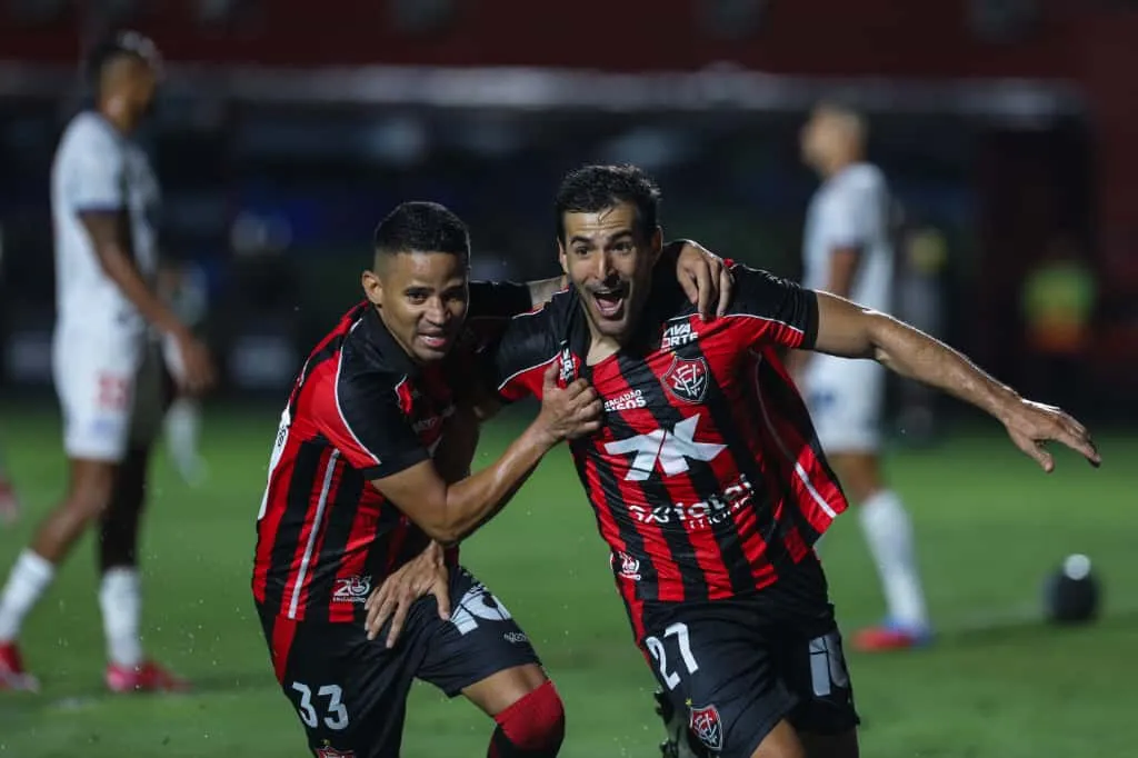 Cáceres comemorando segundo gol do Vitória contra o Bahia