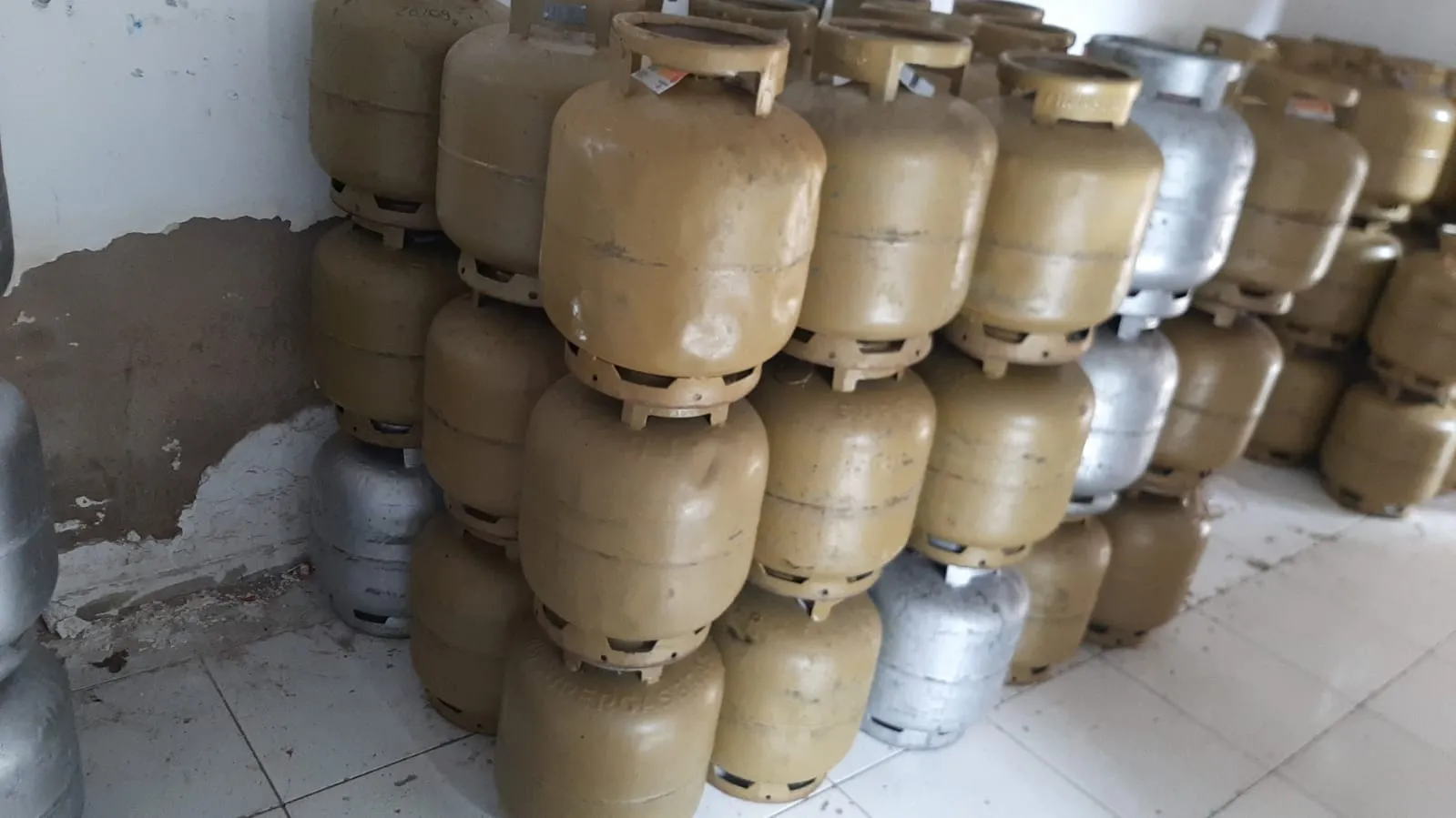 Imagem ilustrativa da imagem Polícia dá fim em mais de 200 botijões de gás duvidosos