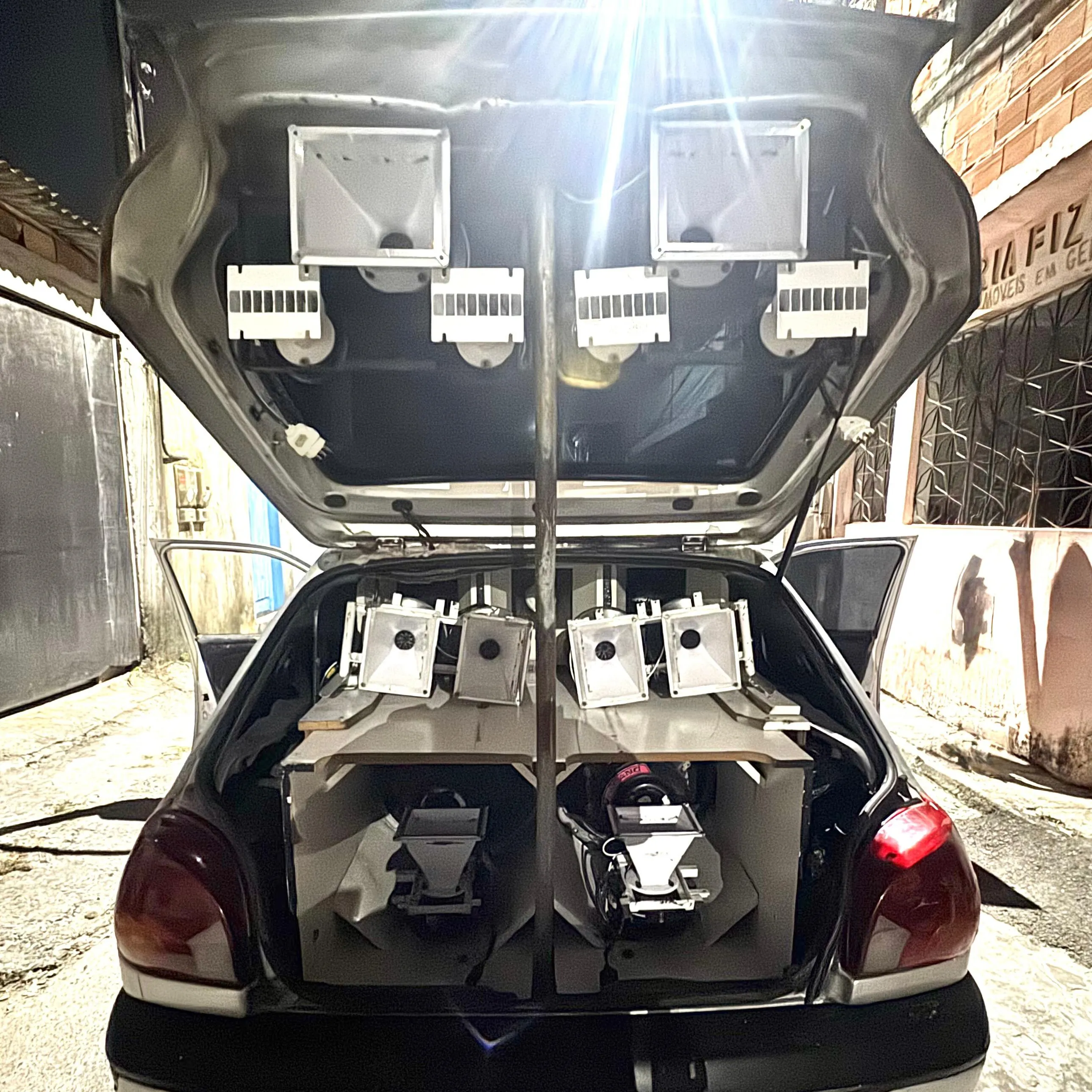 Imagem ilustrativa da imagem Polícia faz a limpa em paredões que aconteciam em Salvador e Lauro