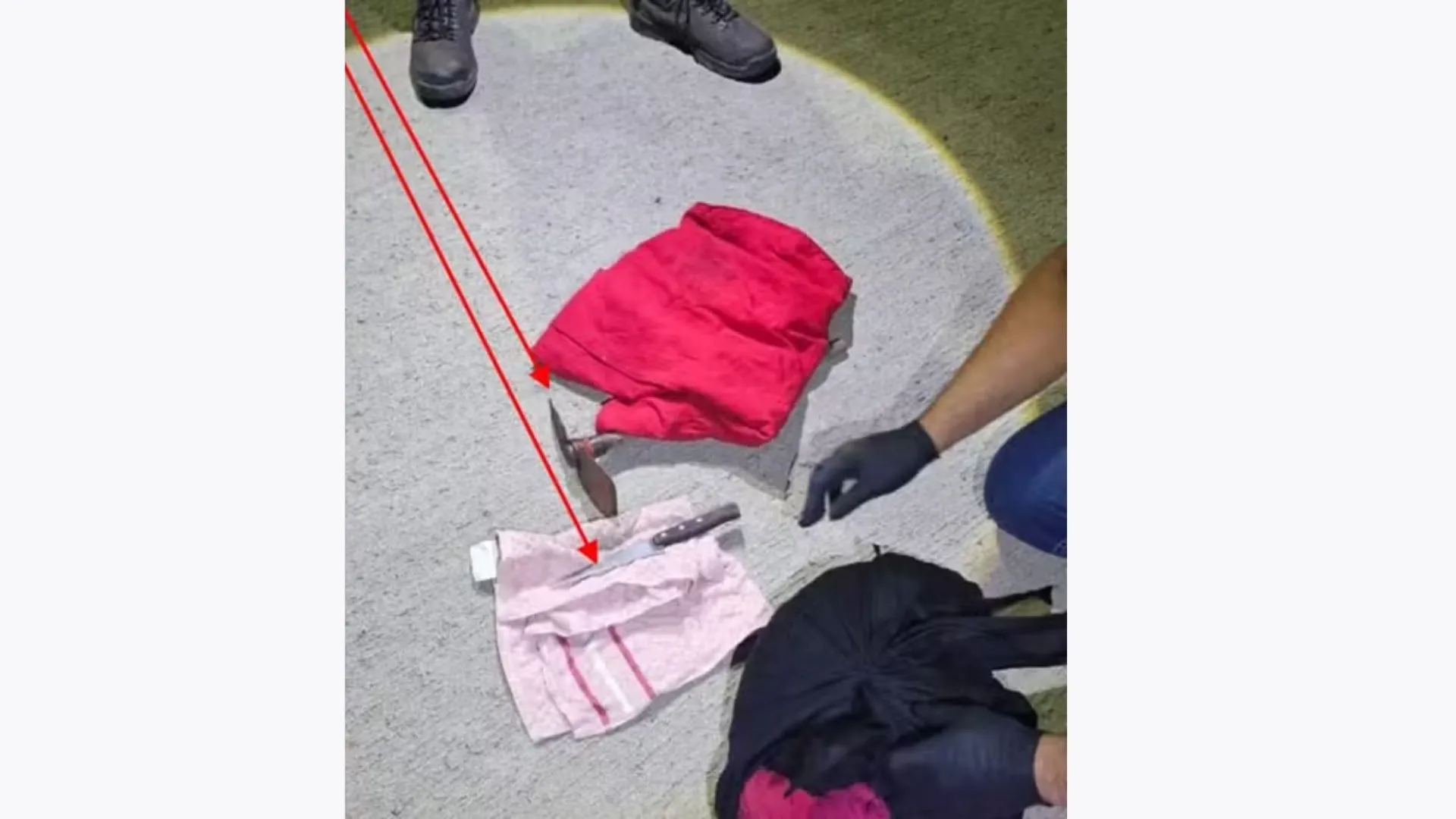 Enxada de jardim e faca estão passando por perícia