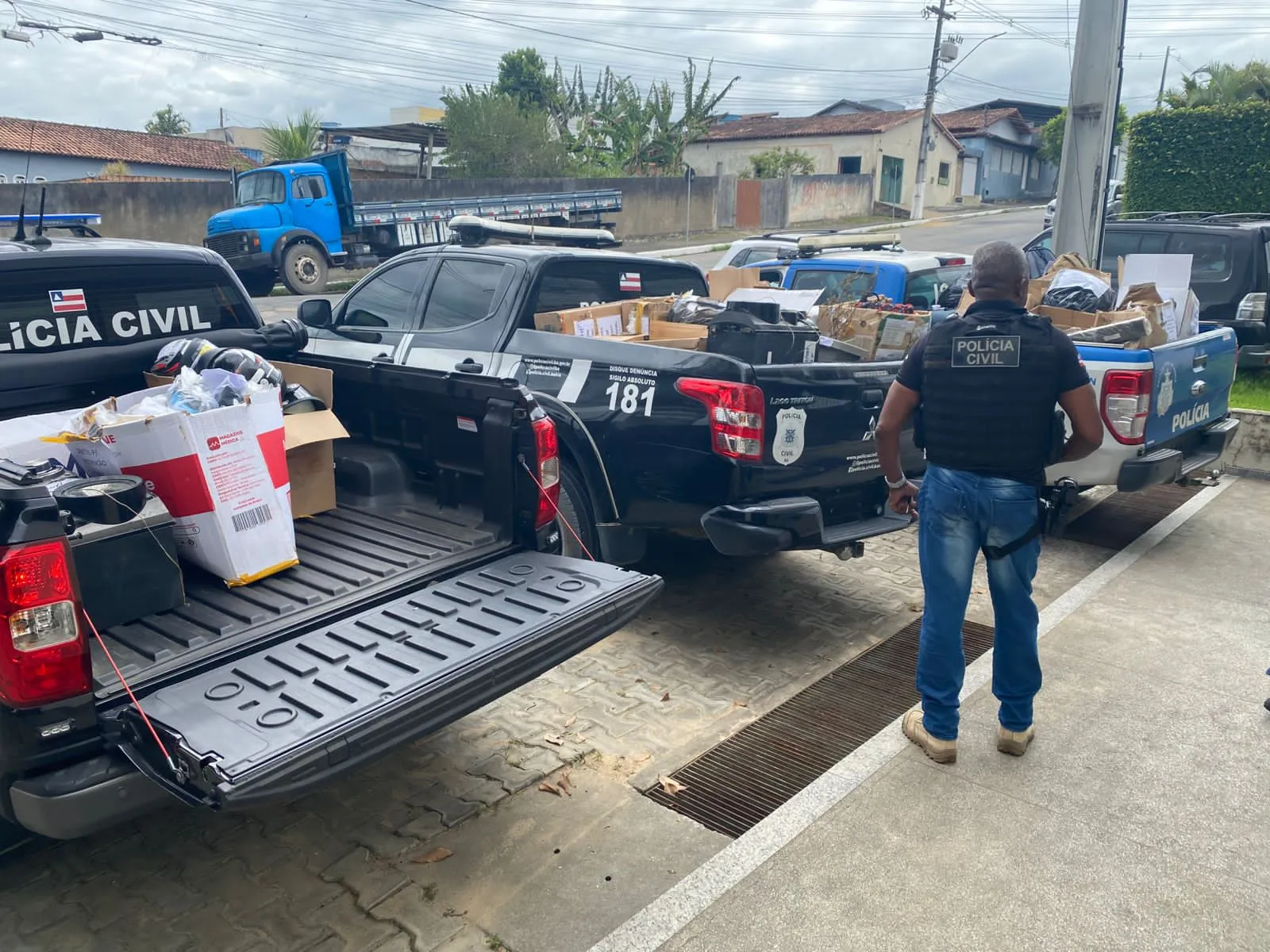 Imagem ilustrativa da imagem Polícia toca fogo em 350 kg de droga no extremo sul baiano; assista