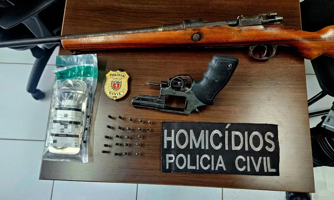 Munições e armas também foram encontradas