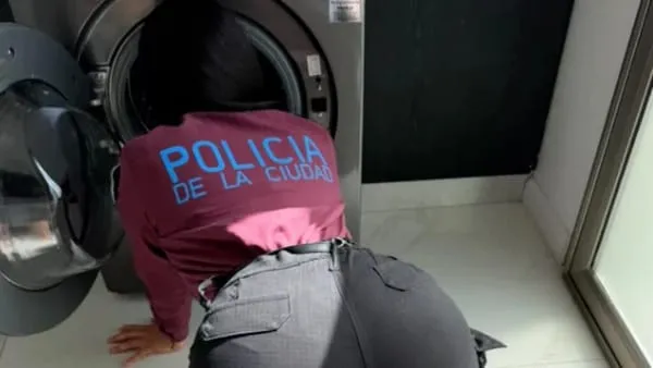 Nas imagens, a policial usa o uniforme do trabalho
