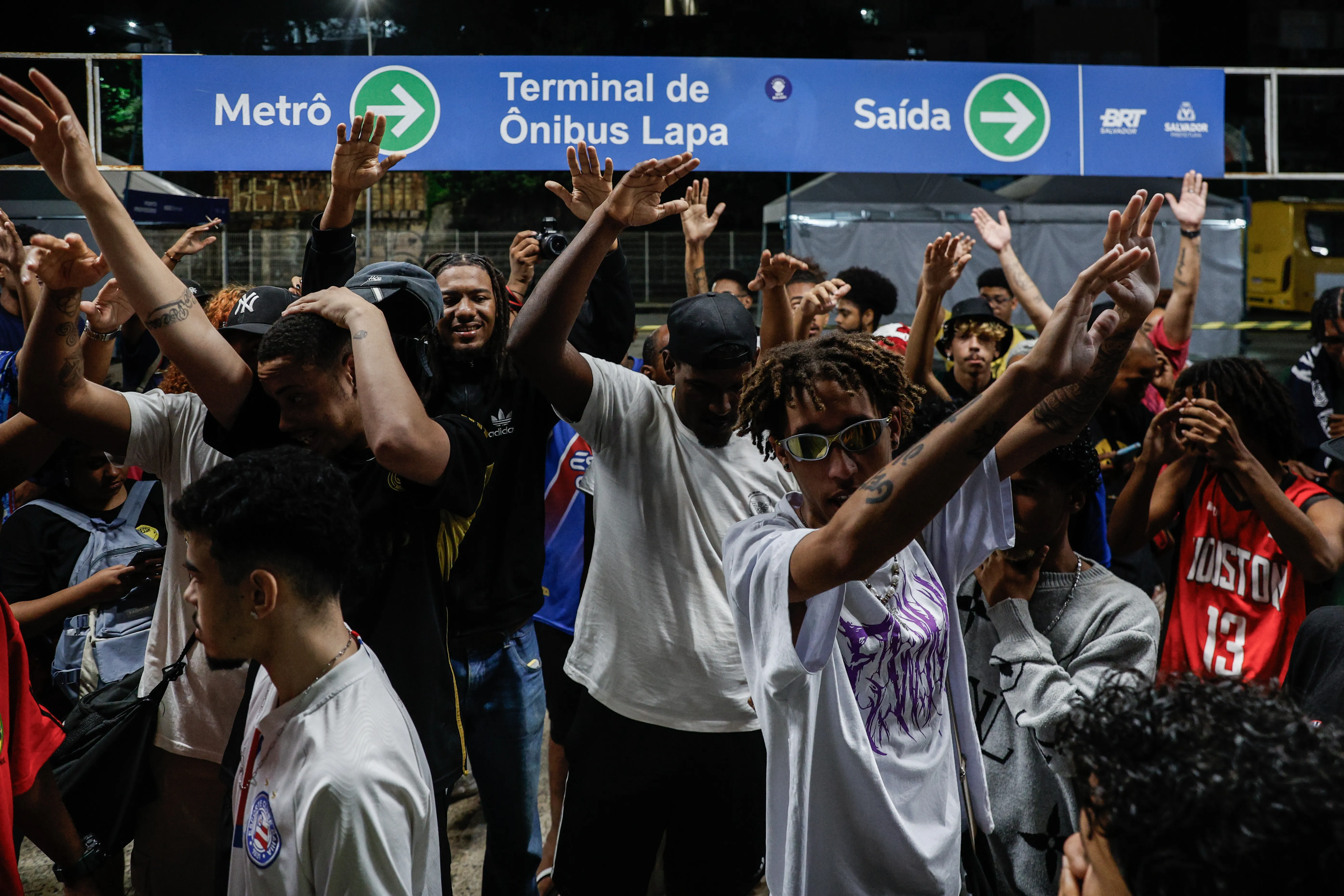 SALVADOR

Jovens de toda a cidade se reúnem na Estação da Lapa para batalha de rima.

Na foto: Jovens participam e acompanham batalhas de rima.

Foto: Uendel Galter/Ag. A TARDE.

Data: 29/10/25