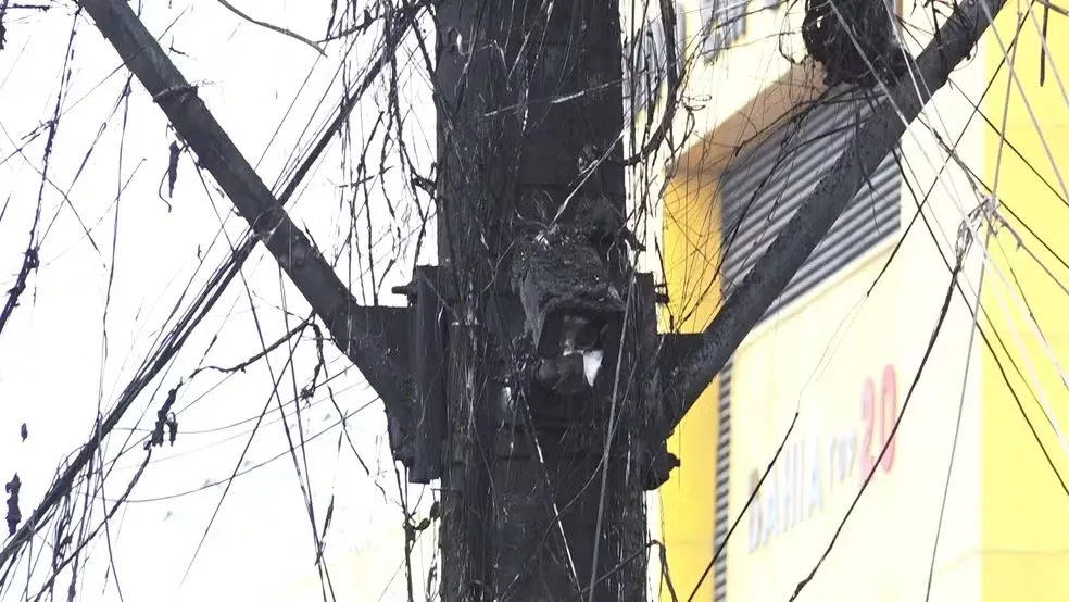 Imagem ilustrativa da imagem Poste pega fogo e causa caos generalizado em Feira de Santana