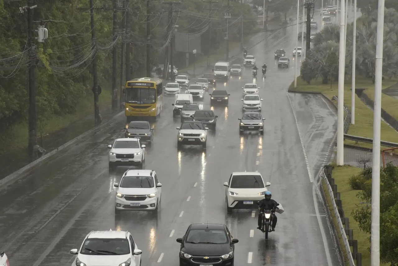Trânsito fica mais lento em dias de chuva