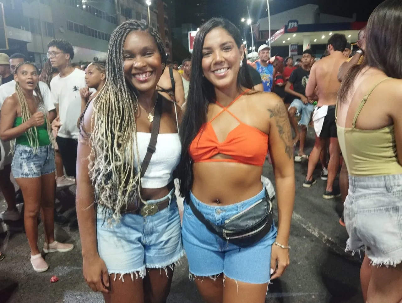 Amigas estão curtindo o Pré-Carnaval de Salvador