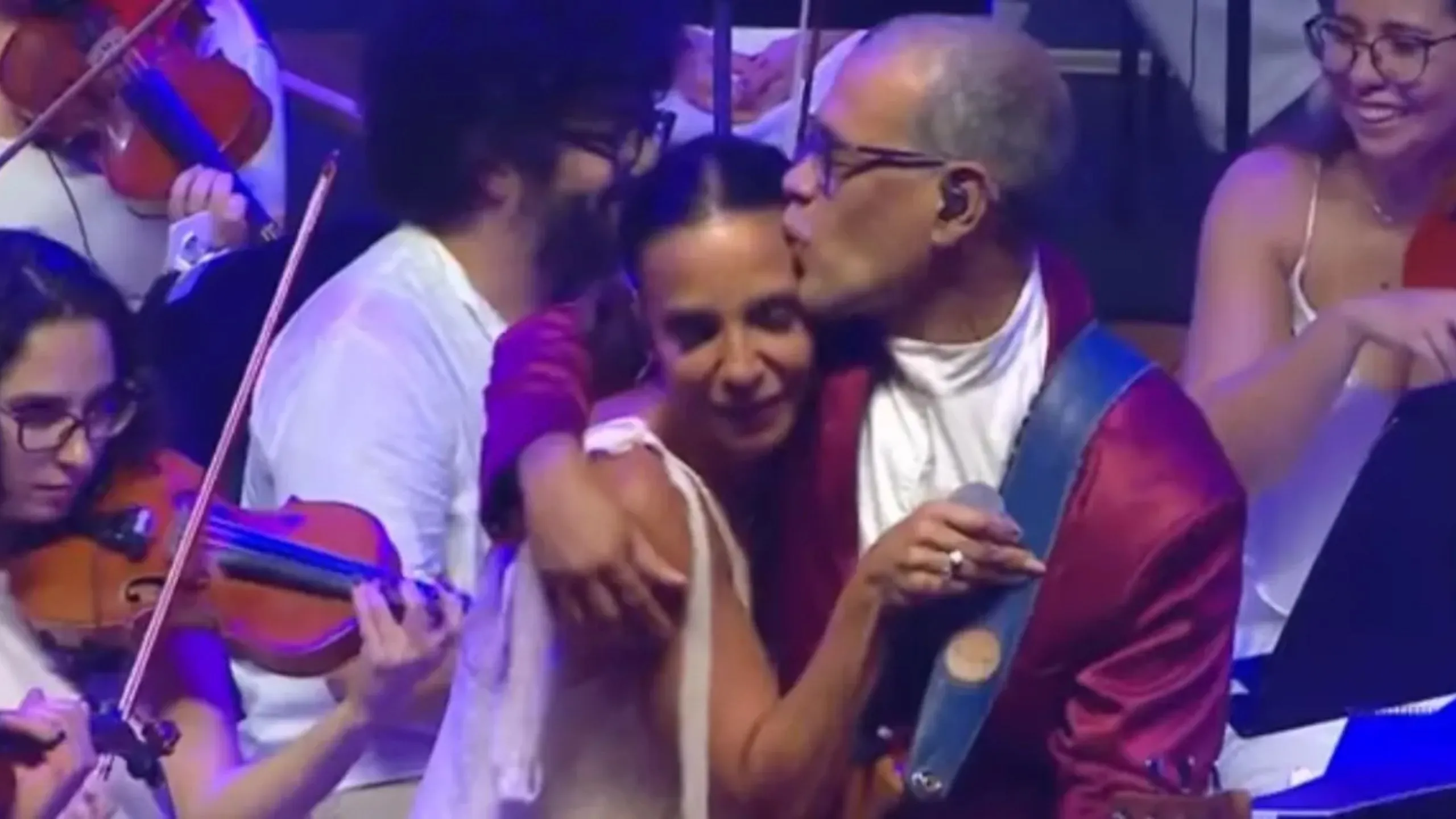 Cantora Ivete Sangalo chora durante show