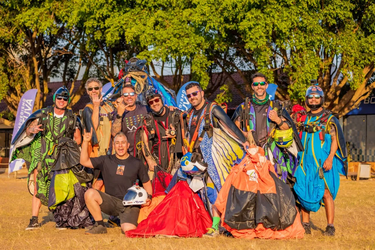 Galera do Clube Fly Brothers dá show de paraquedismo
