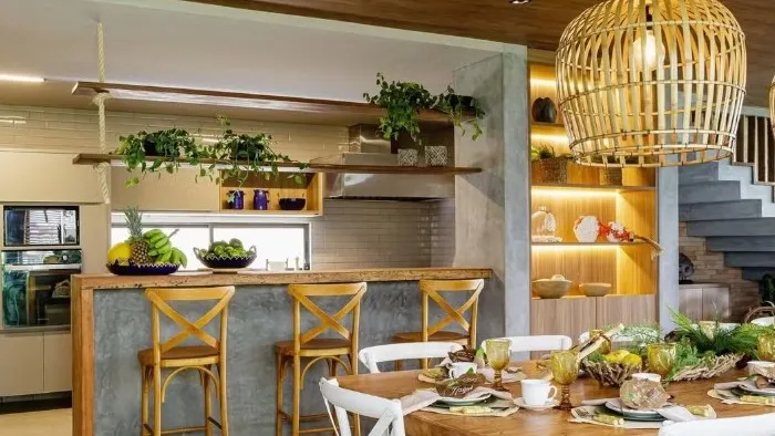 Local tem cozinha com equipe especializada