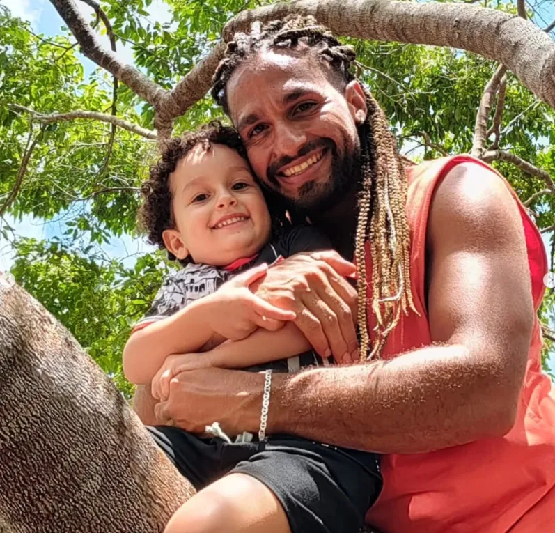 Atanael é pai de um menino