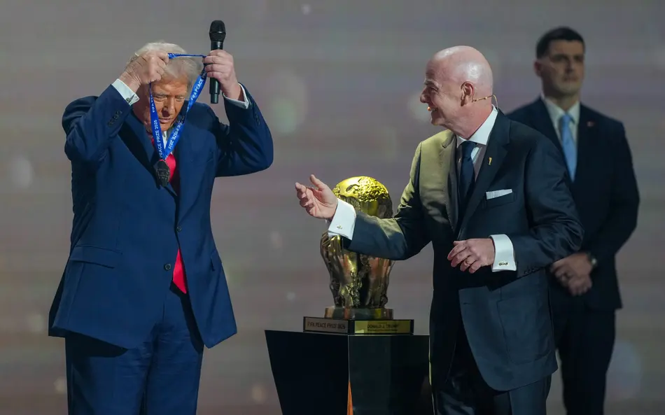 Trump recebe premiação de Gianni Infantino