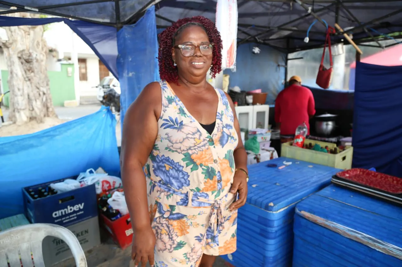Simone é trabalha na praia de São Tomé de Paripe.