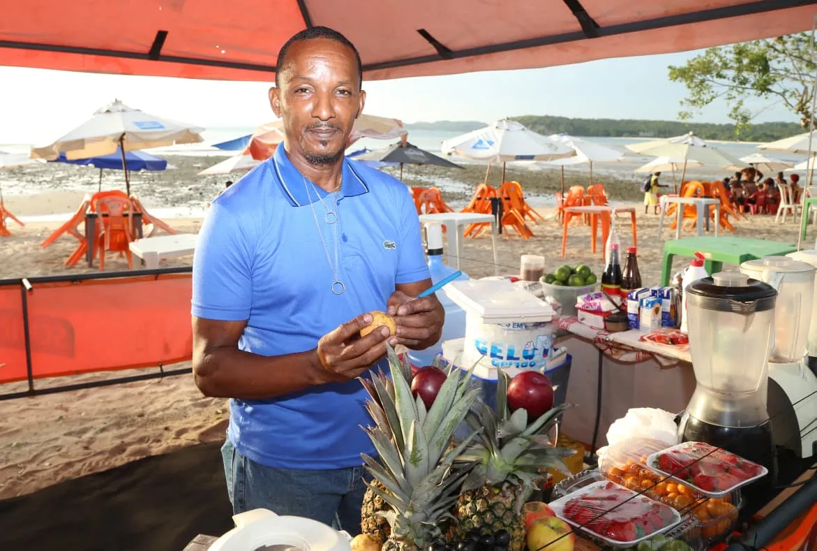 Na foto: Alexandro Lopes, comerciante de drinks
