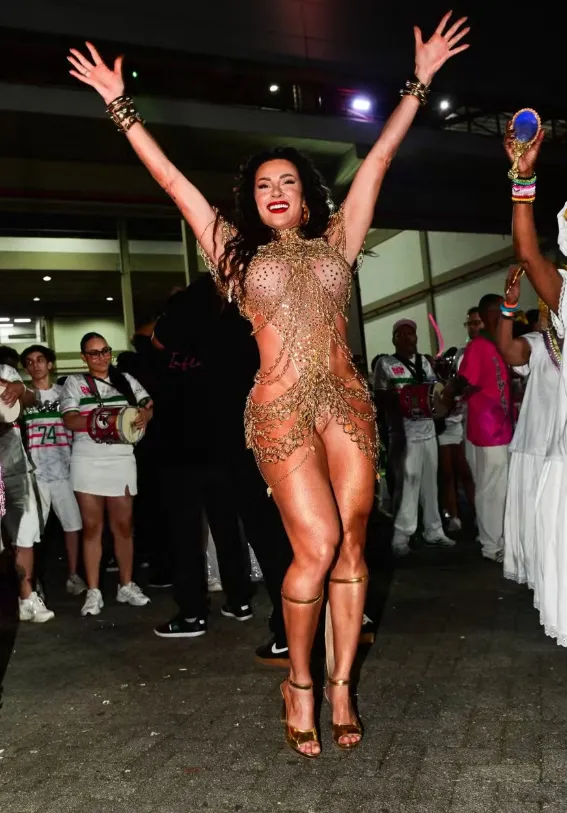 Juju Salimeni usa look ousado