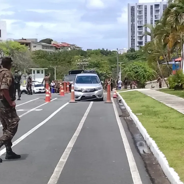 Imagem ilustrativa da imagem Soldado é atropelado após carro invadir Colégio Militar de Salvador