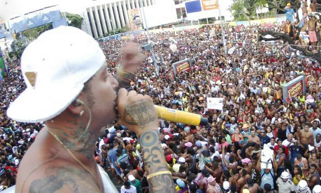 Kannário arrasta multidão no Campo Grande