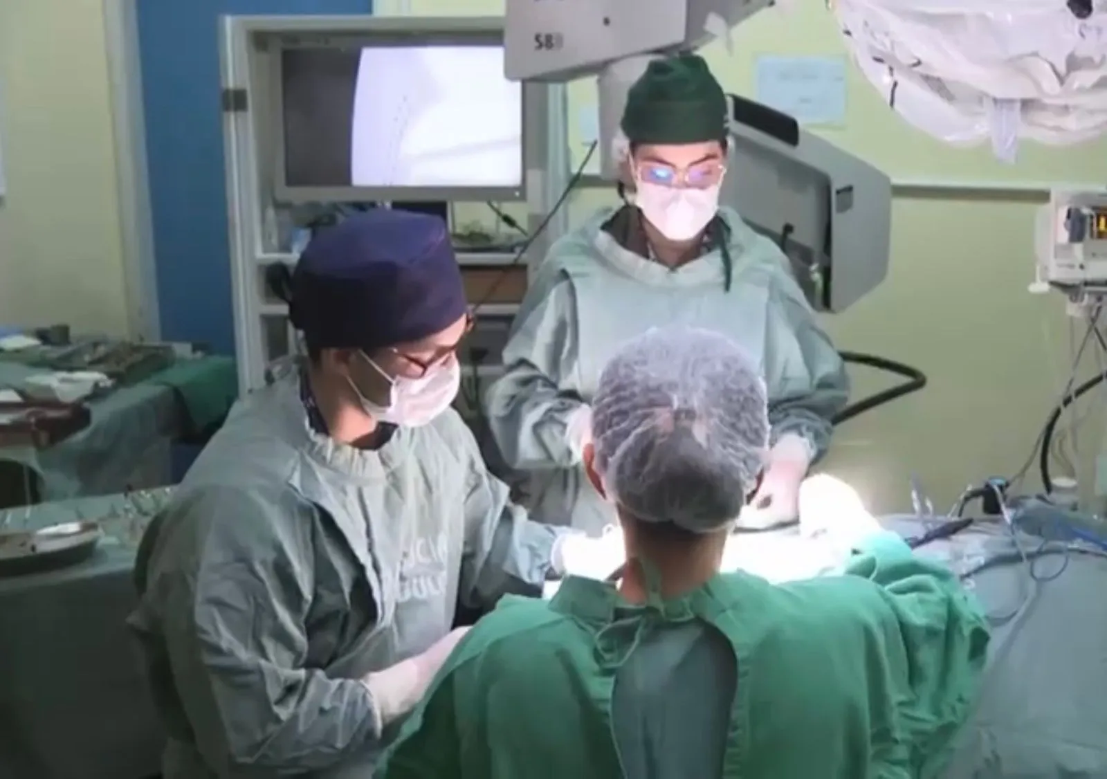 Médicos tratam pacientes