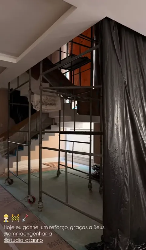 Teto desaba na casa da mãe da filha de Neymar