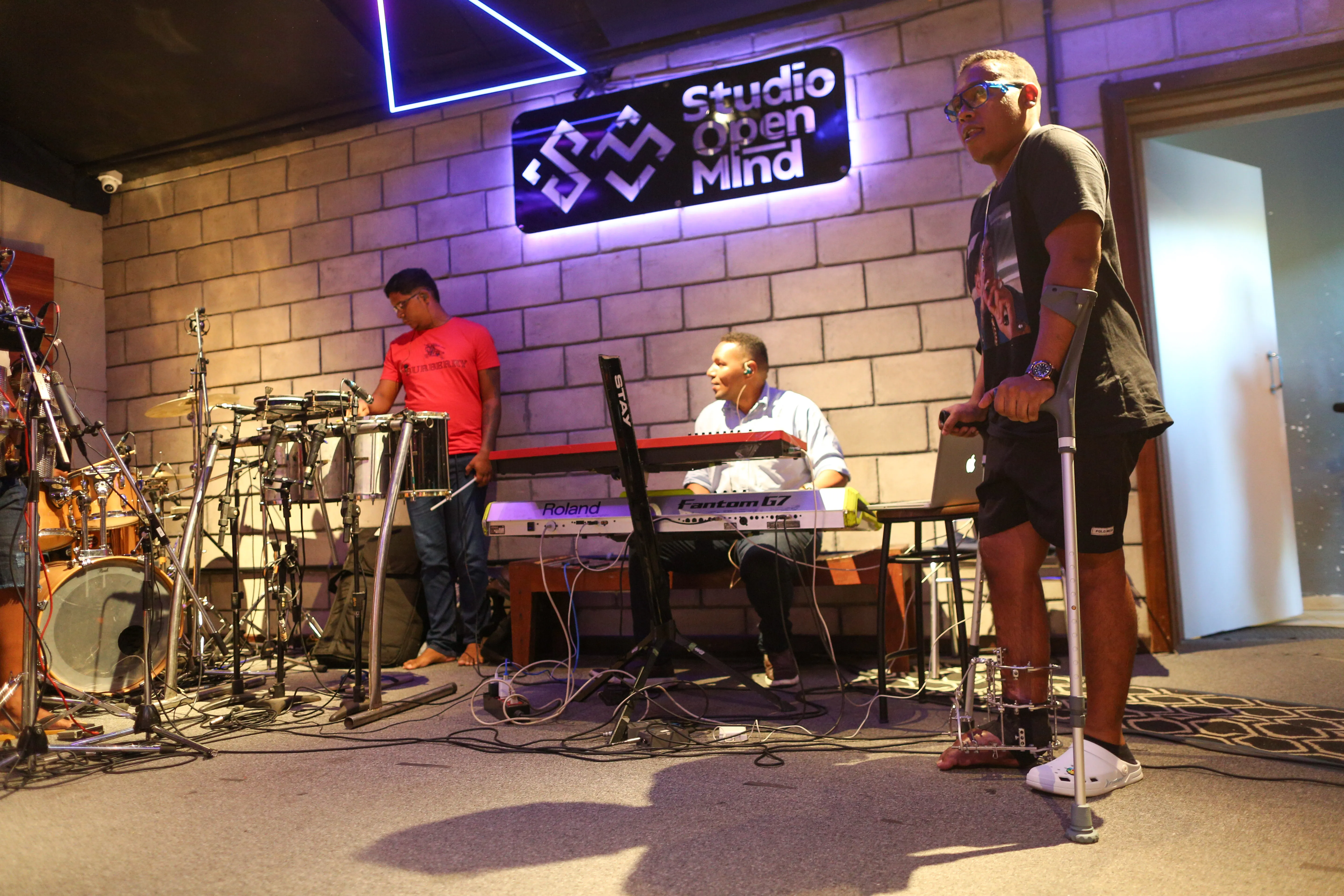 Após acidente, cantor 7Kssio retoma gravações com novo CD.