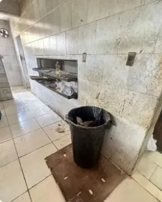 Lixo aberto, próximo ao local onde os salgados eram feitos