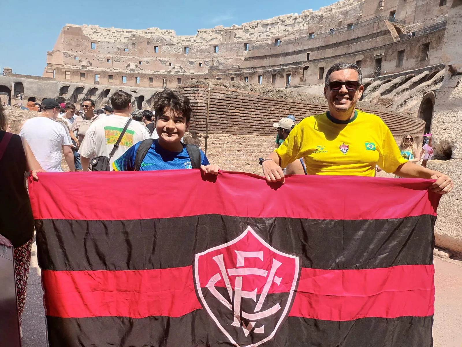 Professor leva a bandeira do clube por onde viaja