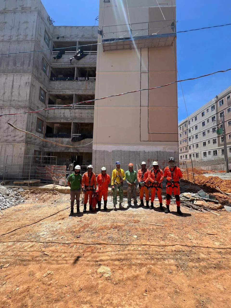 Imagem ilustrativa da imagem Trabalhadores ficam em apuros após 'balancim' se romper em obra