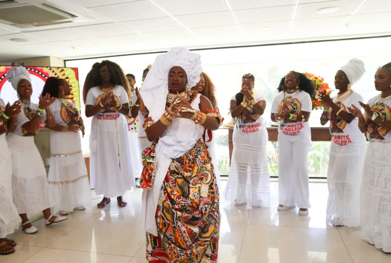 Imagem ilustrativa da imagem Turbantes, cocares e resistência: Ilê Aiyê celebra tema do Carnaval