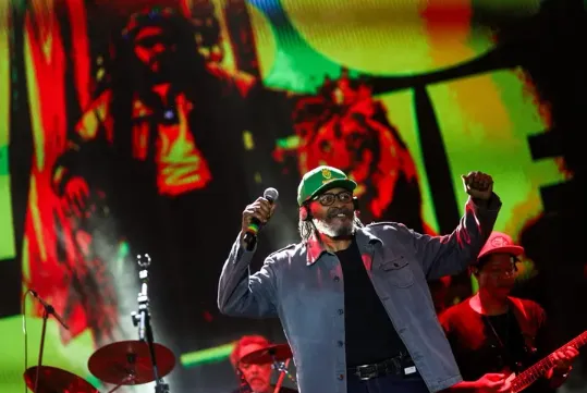 Imagem ilustrativa da imagem Vai parar? Edson Gomes esclarece boatos sobre aposentadoria