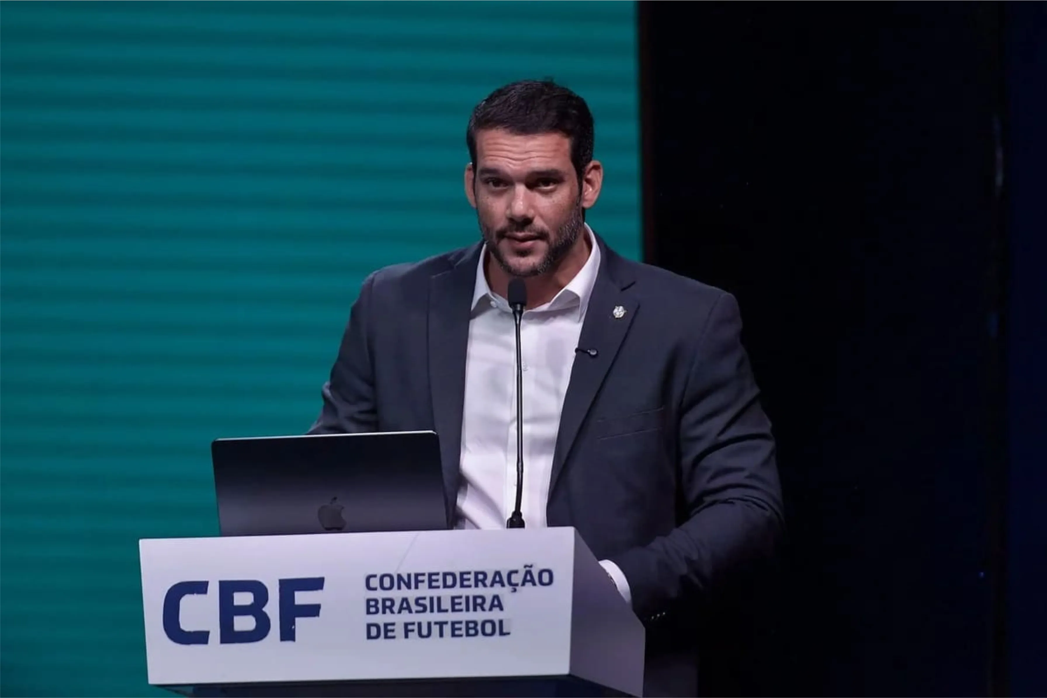 Mandatário da CBF banca permanência de técnico na Seleção