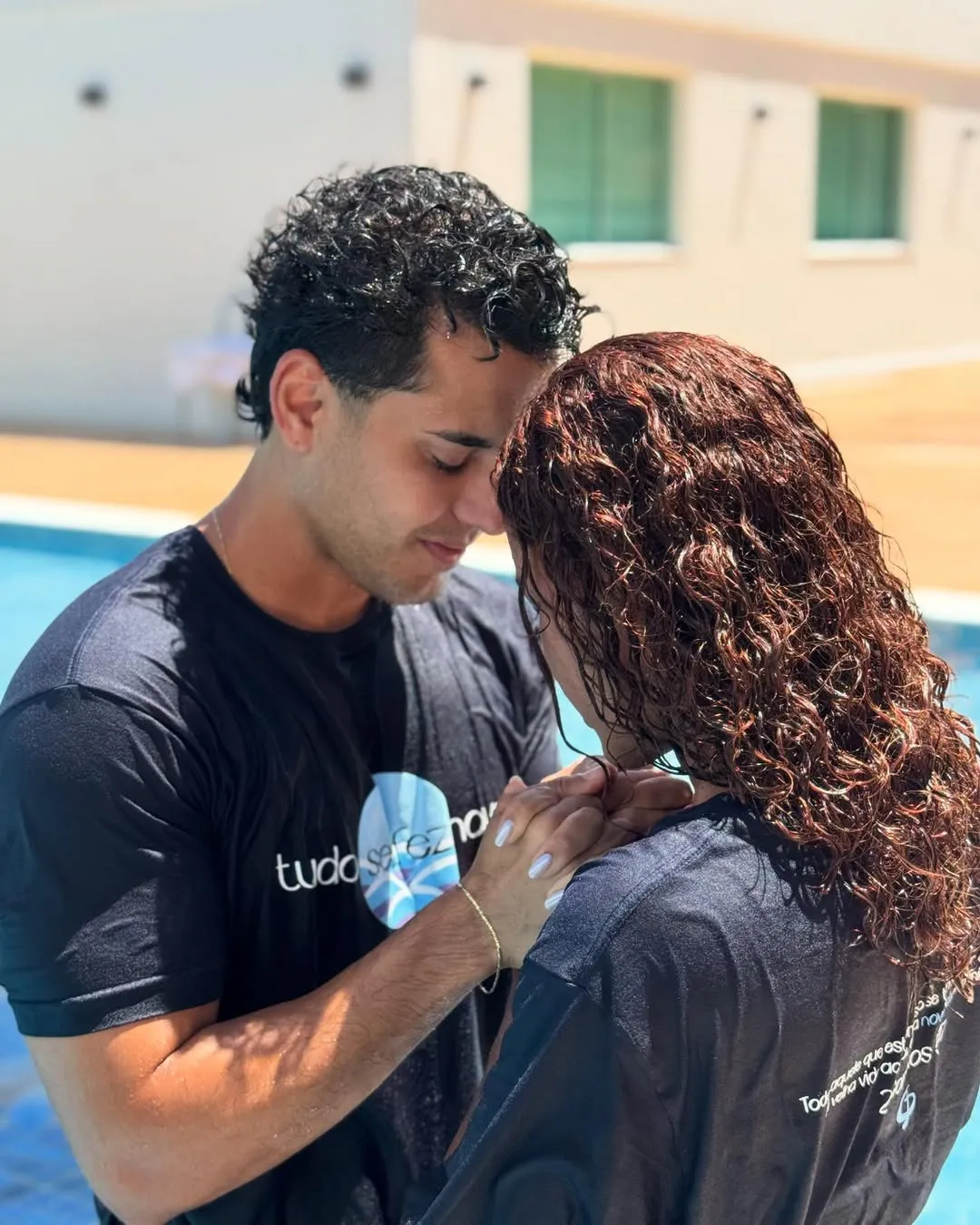 Kevi Jonny e Sthe Matos se batizam nas águas