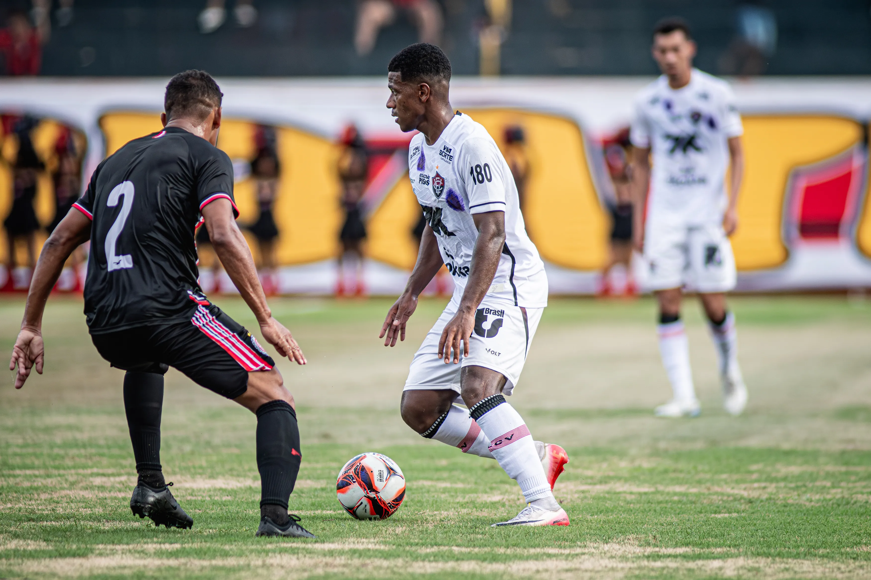 Jogo foi marcado por falta de qualidade técnica