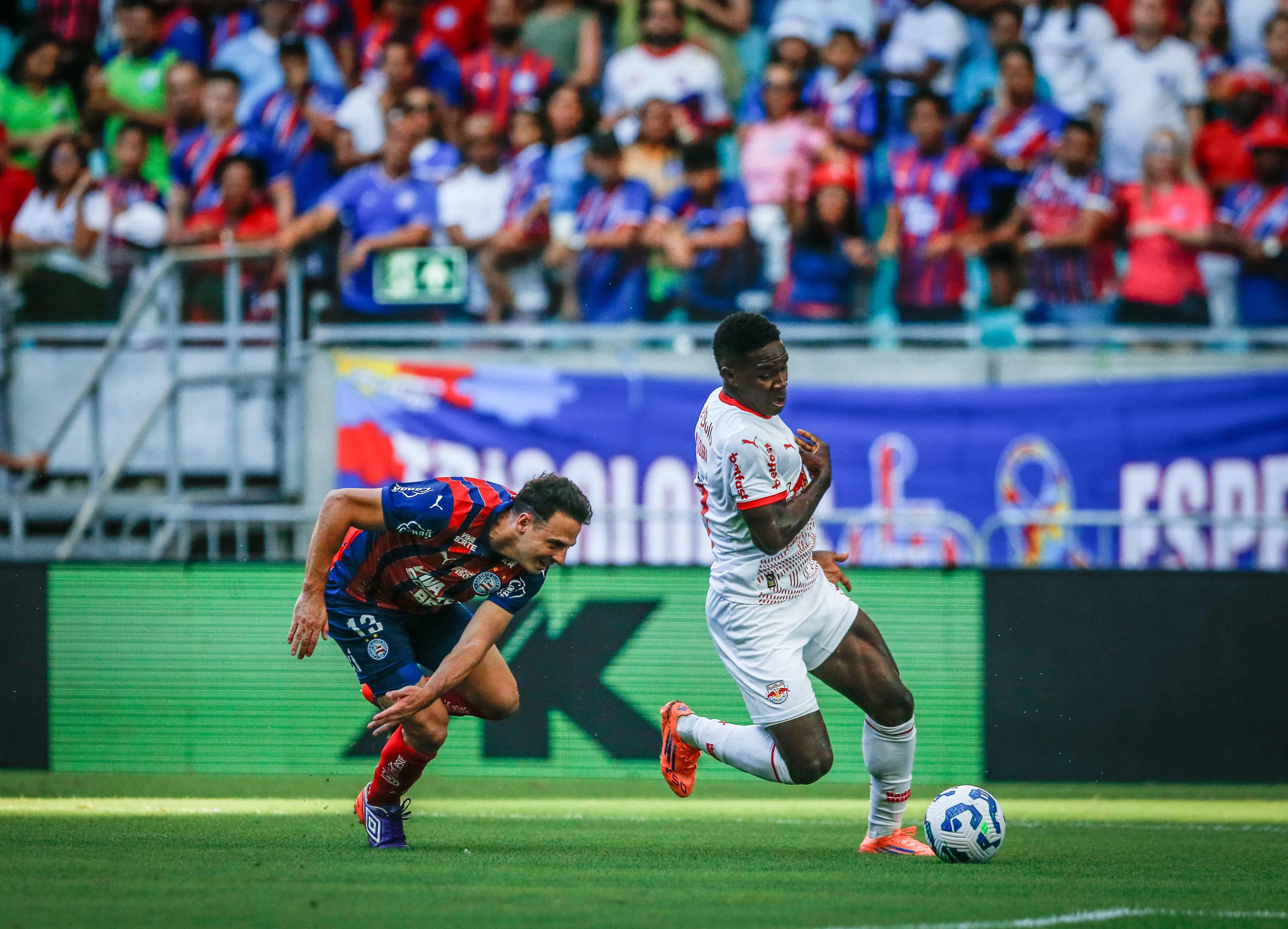 Mosquera levou a jogada até a linha de fundo, deixou Arias para trás e cruzou para dentro da área