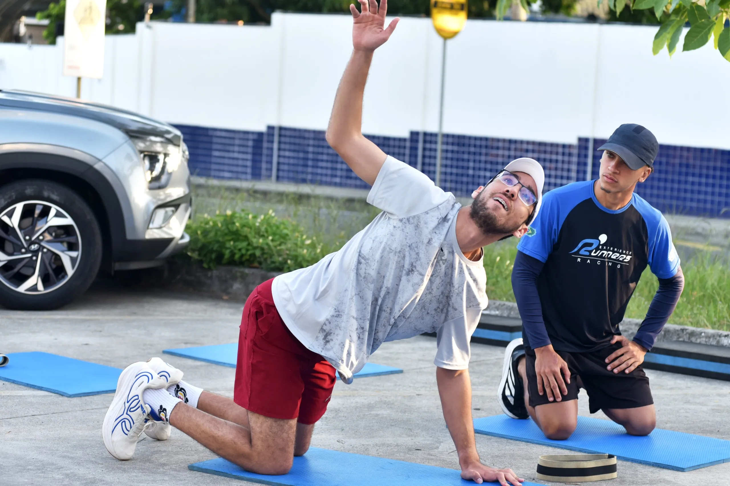 Gabriel realizando alongamentos