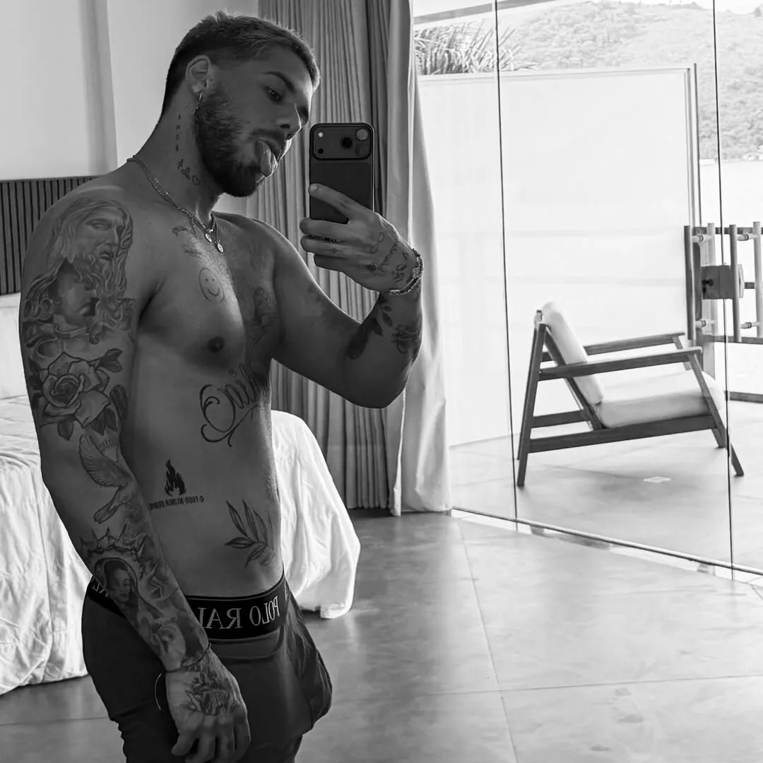 Imagem ilustrativa da imagem Zé Felipe posta foto só de cueca e 'pacote' vira assunto na web