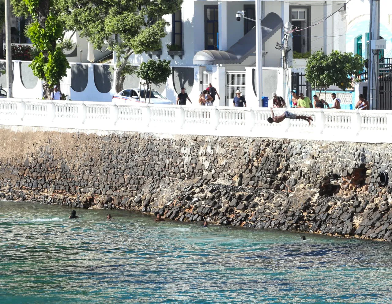 Garotos pulam no mar nas praias do Farol da Barra