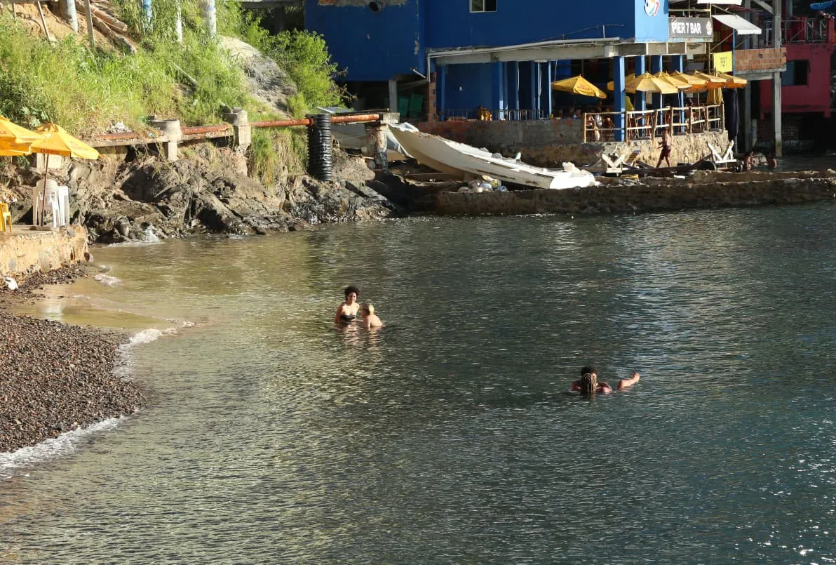 Banhistas curtem a praia da Gamboa
