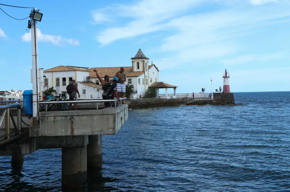 Populares pescam e garotos pulam no mar da Ponta de Humaitá